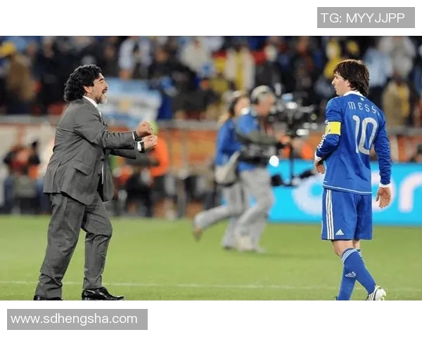 足球明星与球员同框瞬间展现激情与友谊的完美结合